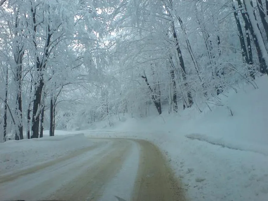 Шипченският проход се превърна в ледена пързалка