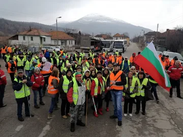 150 миньори от страната защитиха мината в Трън