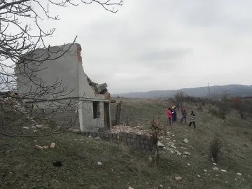 Постройка се срути върху дете и го уби