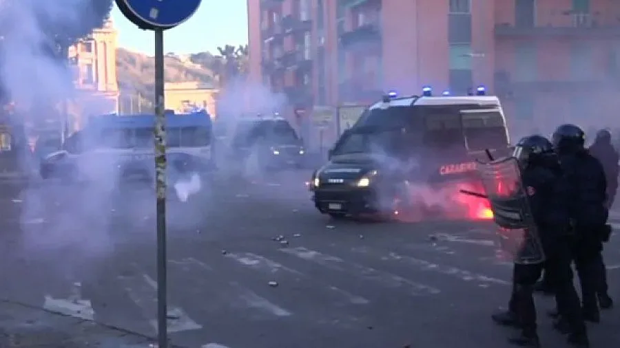 Сблъсъци между протестиращи и полиция в Неапол 