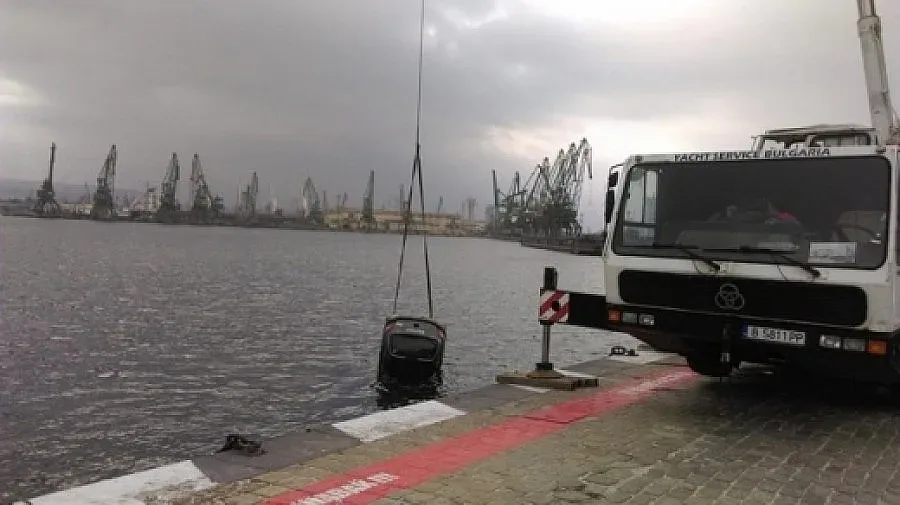 Шоу с кола в морето във Варна