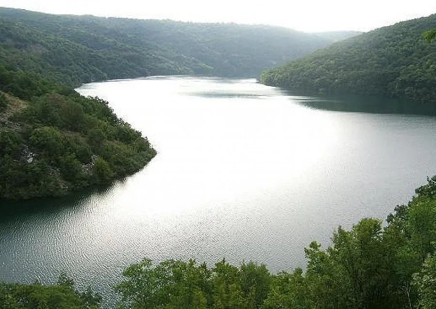 Язовир застрашава врачанско село