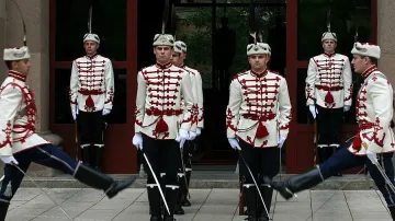 Издирват здравеняци без татуировки за гвардейци