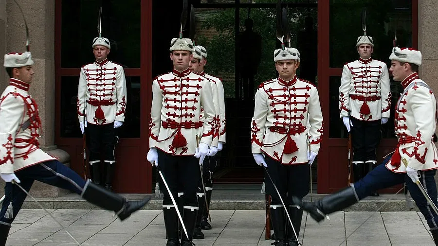 Издирват здравеняци без татуировки за гвардейци