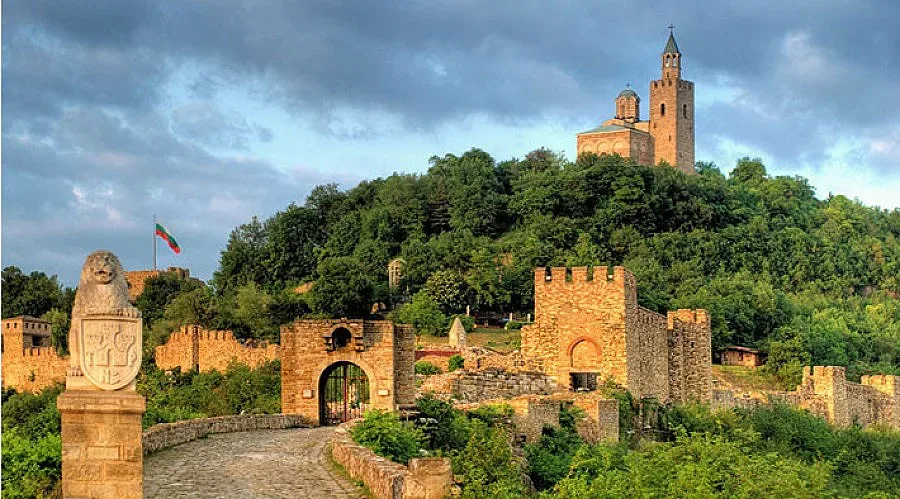 Строят денонощно паркинг във Велико Търново