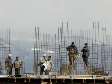 Строежите се свиха с 10,3%