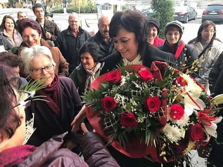 Нинова към жените: Бъдете здрави и обичани!