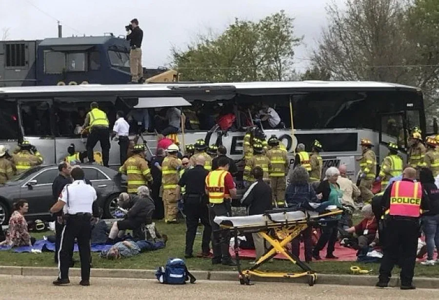 Влак отнесе автобус в САЩ, 4-има са убити