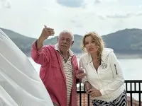 Група елитни мъже ухажват Аня Пенчева