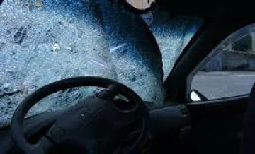 Трима души са загинали при сблъсък между автобус и лек автомобил