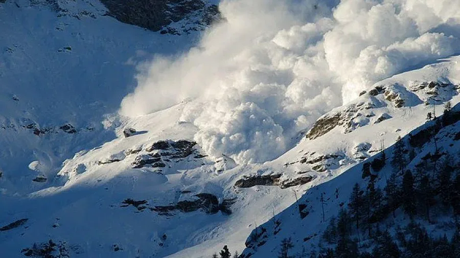 Спасиха трима, затрупани от лавина в Рила