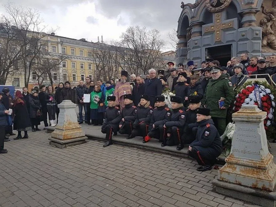 Цветя в Москва за героите от Плевен