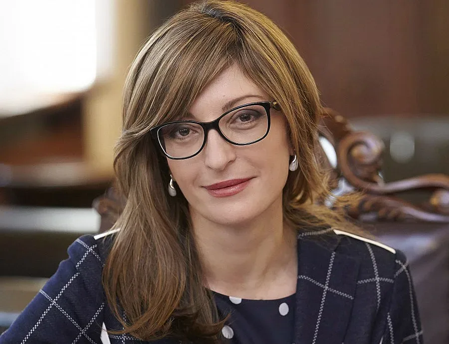 Захариева се поклони пред жертвите в Батак