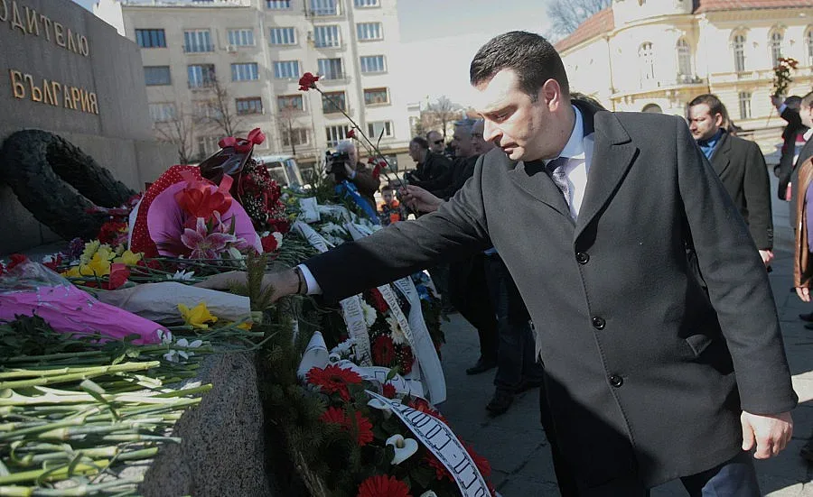 10-метров трибагреник поведе шествието на социалистите в София