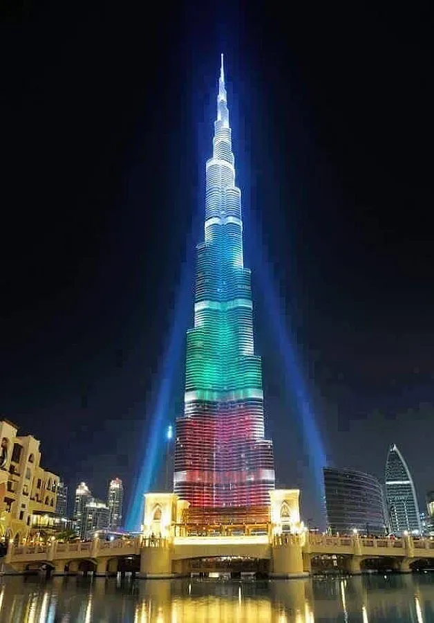 Бурдж Халифа грейна в бяло, зелено и червено