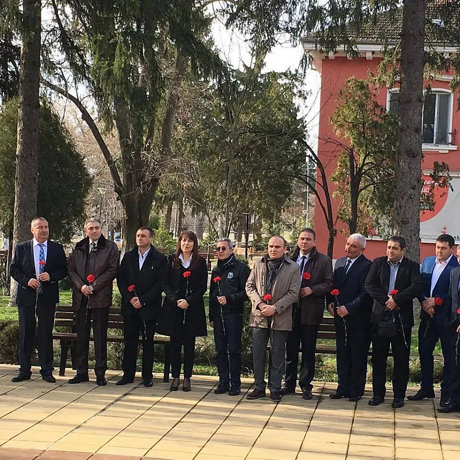 Ръководството на ДПС поднесе цветя на войнишки паметник
