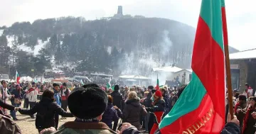 Десетки хиляди се стичат на връх Шипка