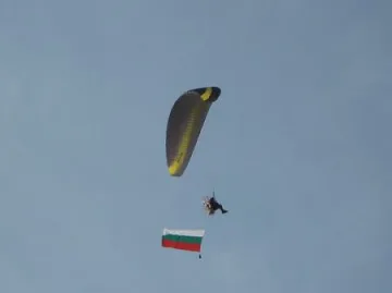 Трибагреници в небето над магистрала "Тракия"