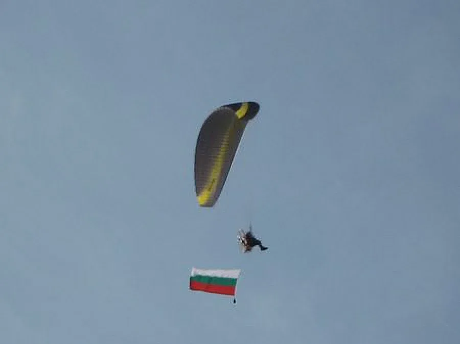 Трибагреници в небето над магистрала "Тракия"