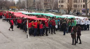 Ученици ушиха най-голямото знаме