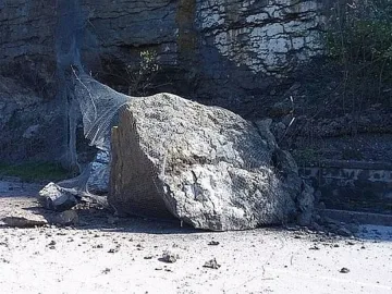 Скала задръсти пътя за Самоков