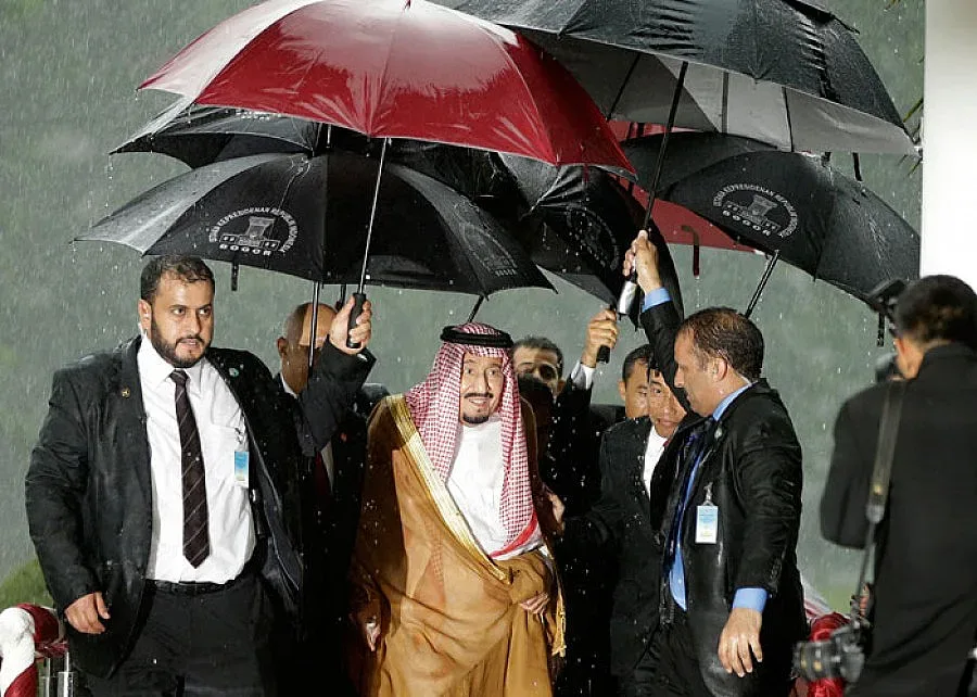 Крал Салман стовари 450 тона багаж в Индонезия