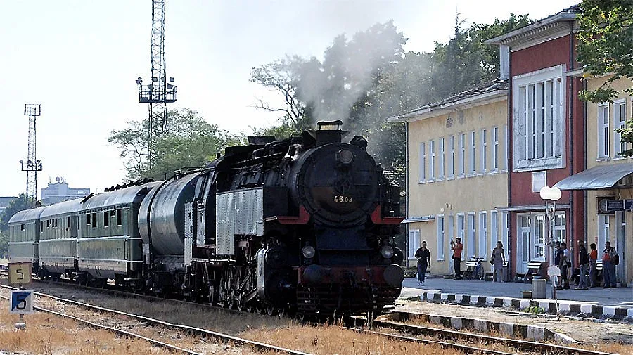 Кабинетът се вози с ретро влак