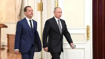 Майтап! Путин награди Медведев за заслуги