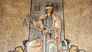 Трима полицаи горят за цигарите