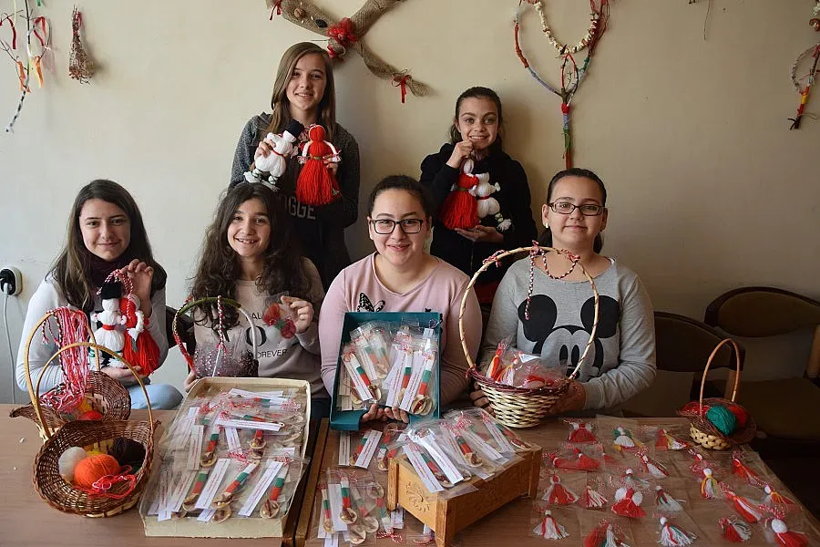 600 мартеници изработиха деца в Кърджали