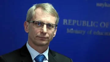 Денков: Нямаме достатъчно лекари за всяко училище