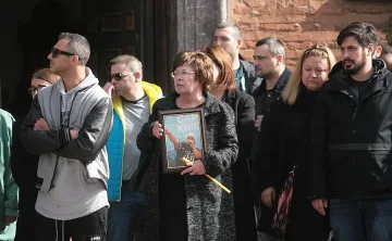 Последни аплодисменти за Роро