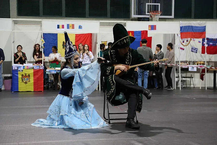 Студенти сготвиха вкусни гозби и почерпиха преподаватели