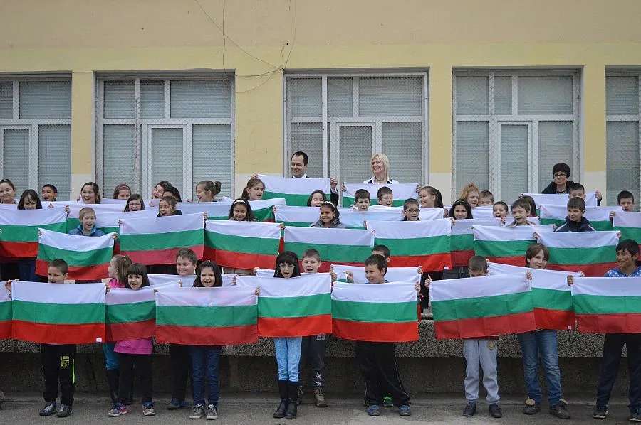 Общината във Враца раздава 4000 знамена за 3 март