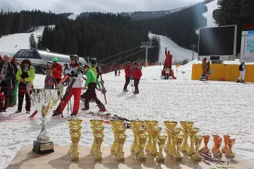 Дипломати показаха талант на скиори в Банско
