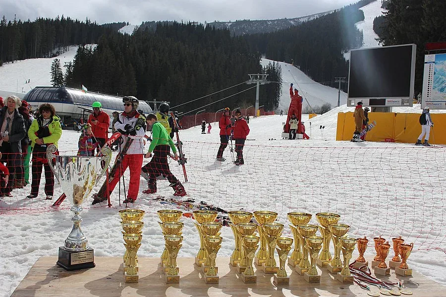 Дипломати показаха талант на скиори в Банско
