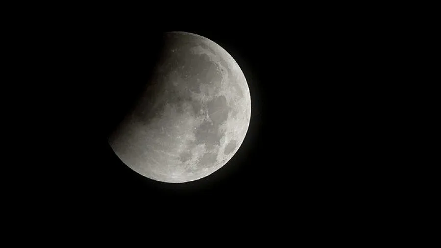 НАСА обмисля изпращането на астронавти до Луната