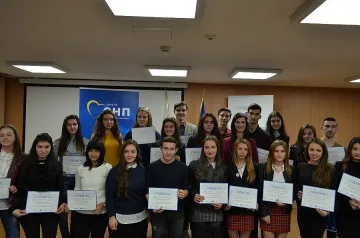 Ученици с подарък от евродепутат