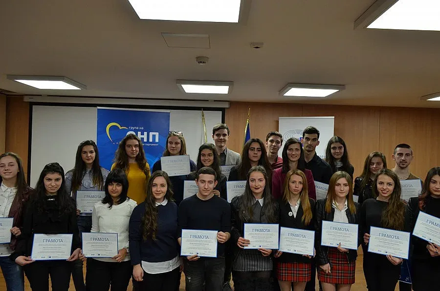 Ученици с подарък от евродепутат