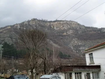 Скала блокира пътя Своге-София