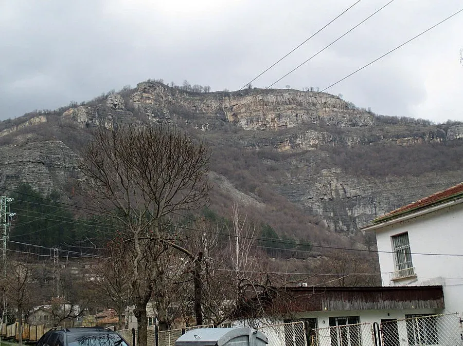 Скала блокира пътя Своге-София