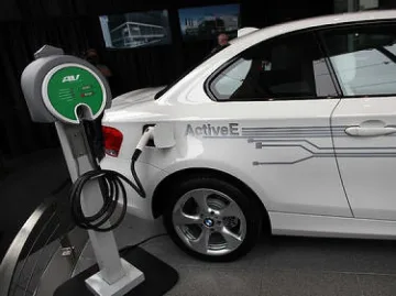 Изграждат 80 зарядни станции за коли на ток в София