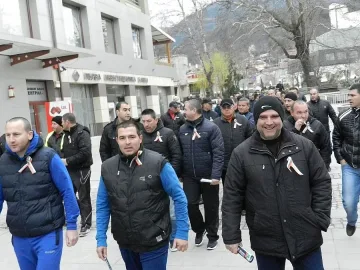 Вдигат парите на полицаите