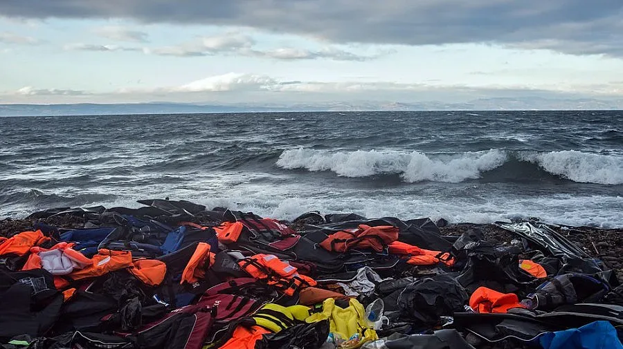 Телата на 74 мигранти изхвърлени на либийски плаж