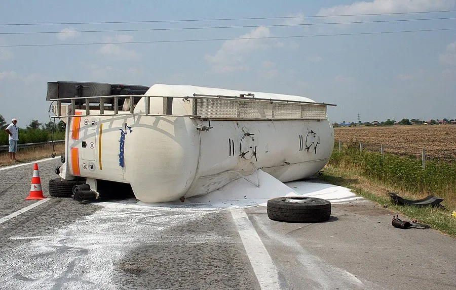 Цистерна блокира "Тракия"