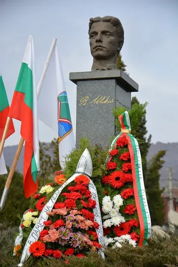 Венци и цветя за Апостола в Благоевград и Симитли