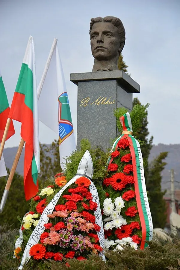 Венци и цветя за Апостола в Благоевград и Симитли