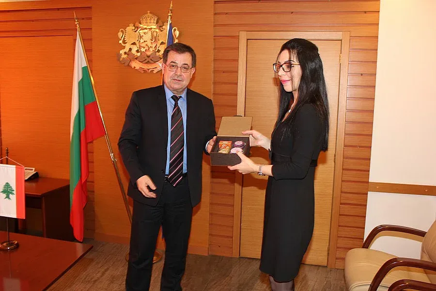 Учим жени от Ливан, как се отгреждат рози