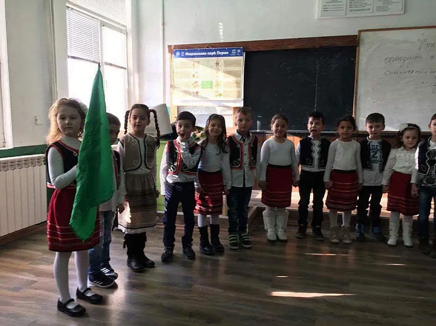 Хлапета с урок по родолюбие пред ученици