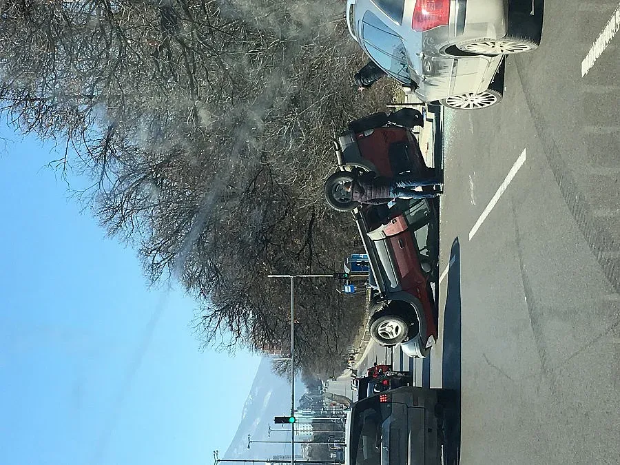 Кола се обърна по таван в центъра на София (СНИМКИ)